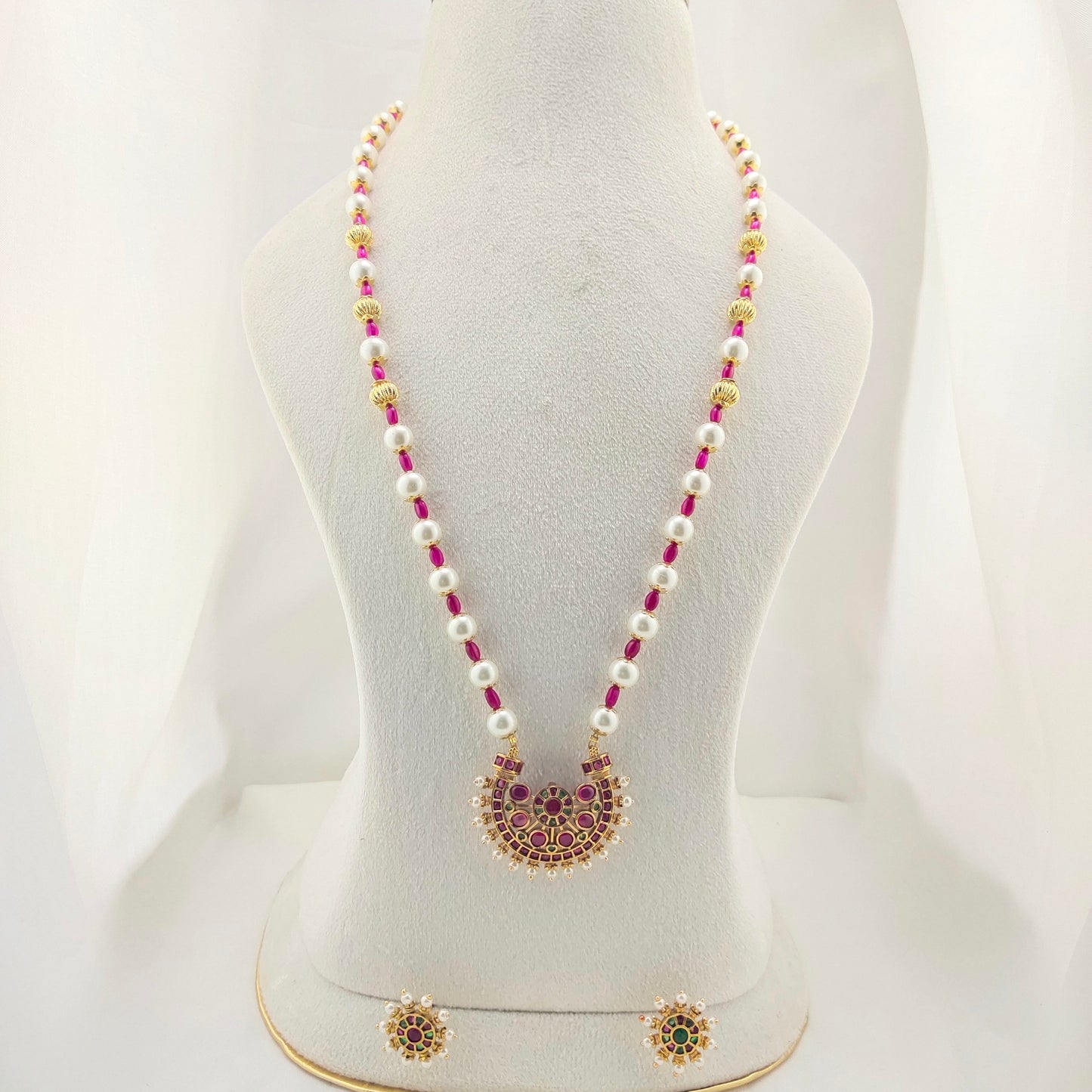 Pearl and ruby long necklace with Jadavu pendant and earrings