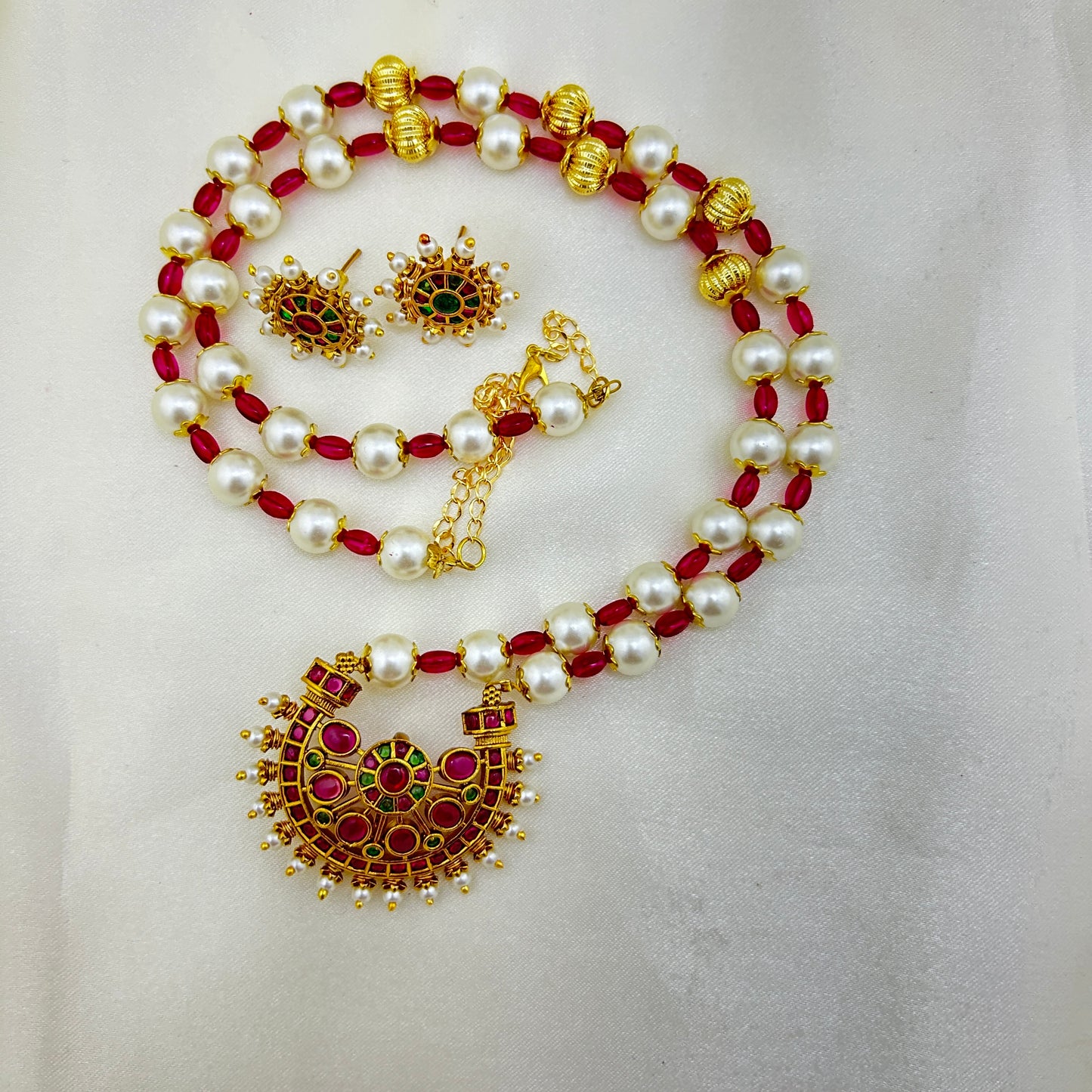 Pearl and ruby long necklace with Jadavu pendant and earrings