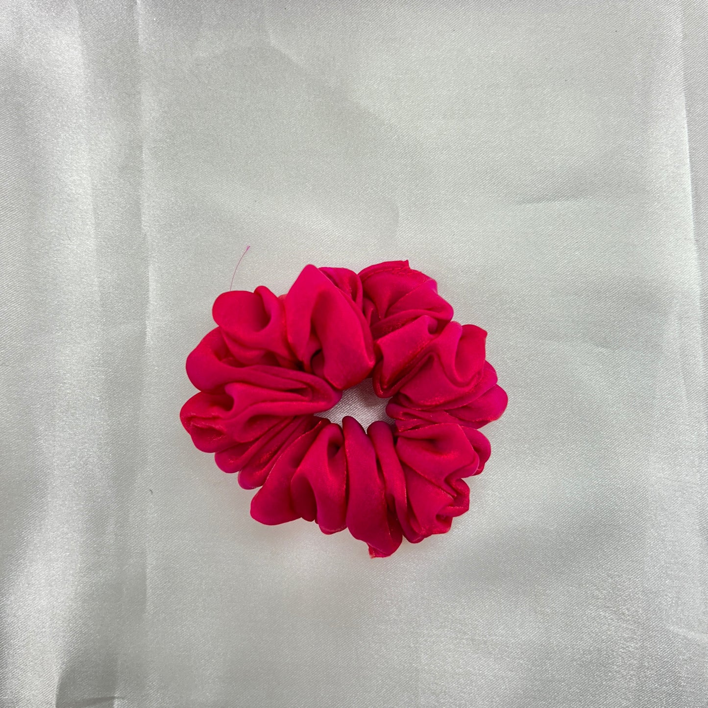 Shimmering silk scrunchie - Dark pink