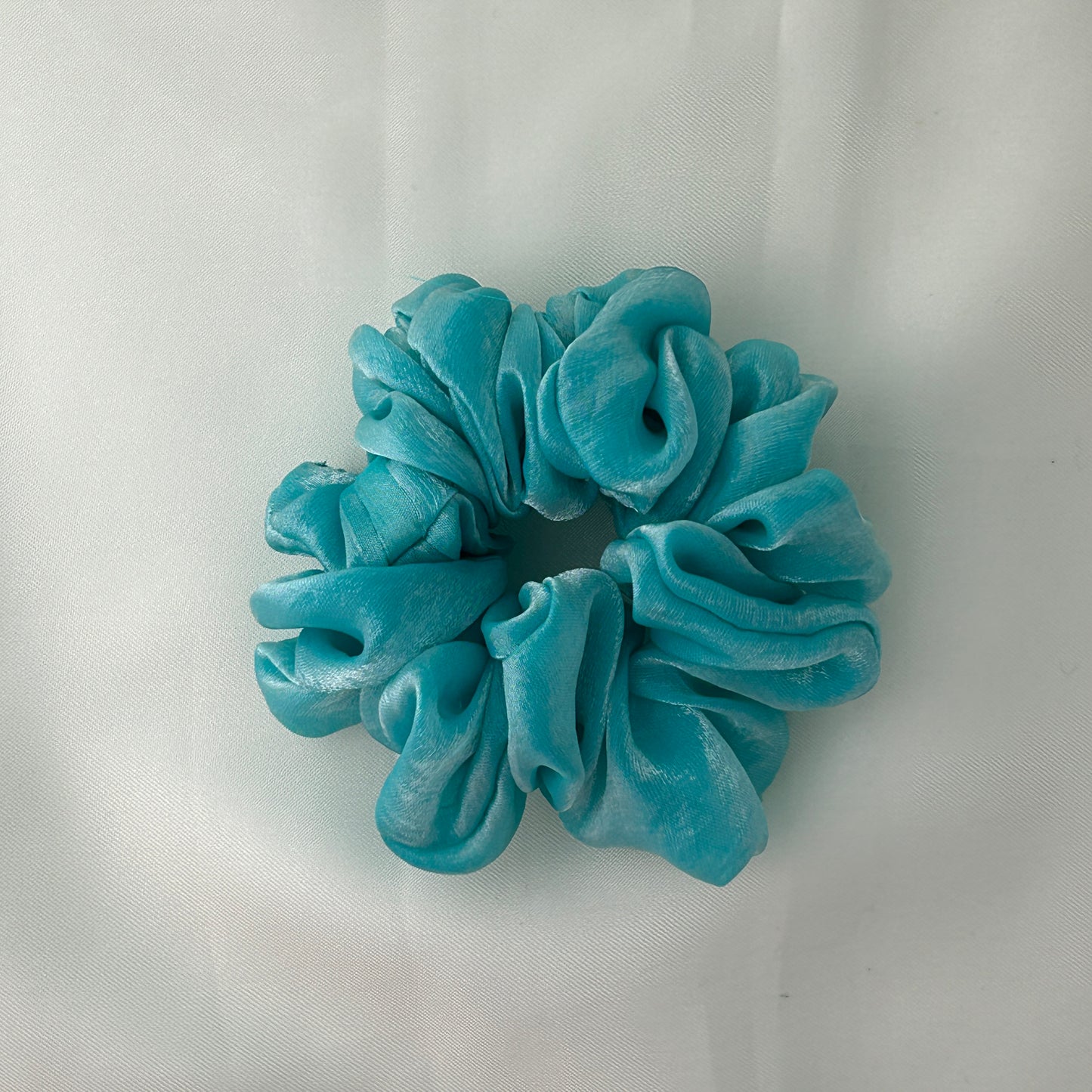 Shimmering silk scrunchie - Sky blue