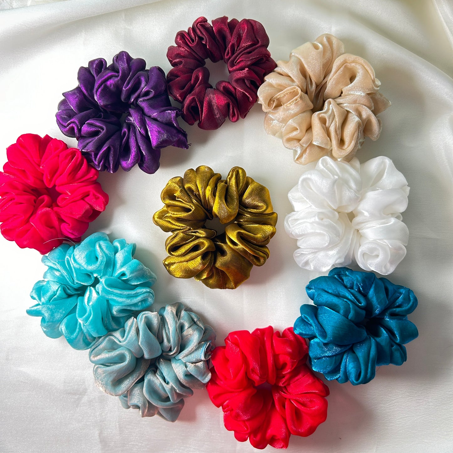 Shimmering silk scrunchie - White