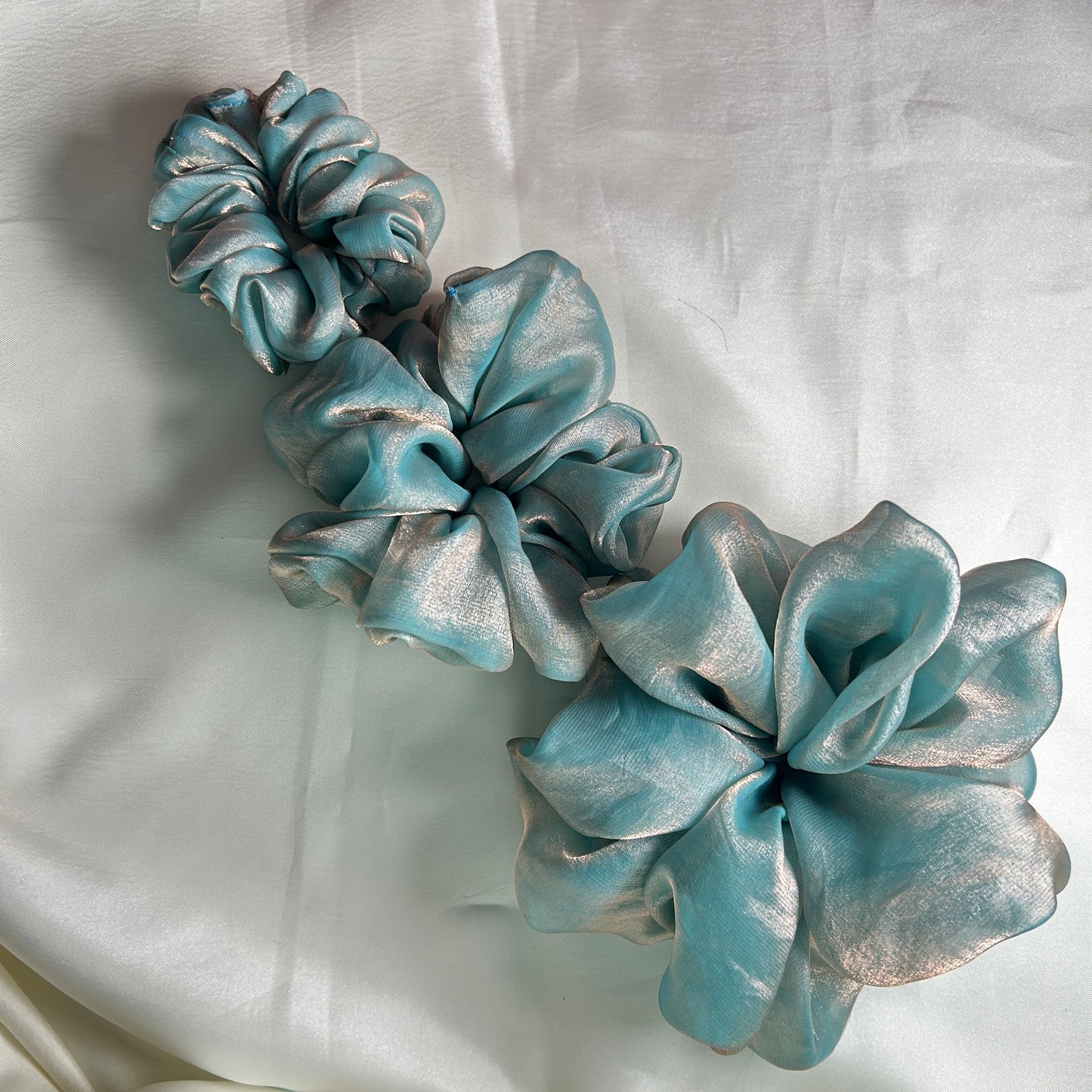 Shimmering silk scrunchie - Silvery blue