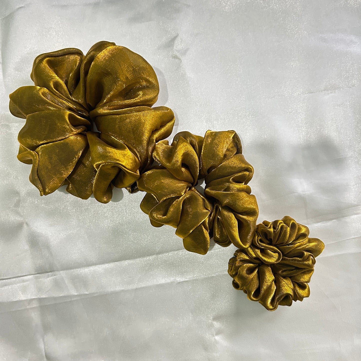 Shimmering silk scrunchie - Olive and golden shade