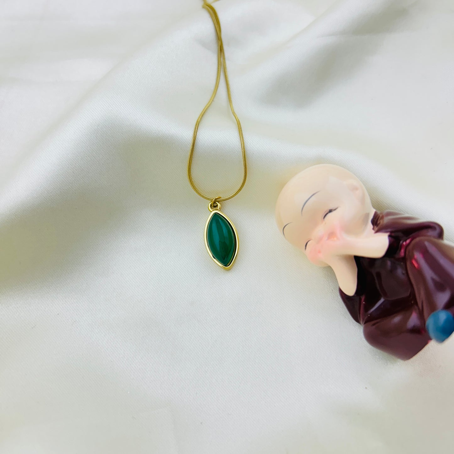 Gemstone oval pendant demifine necklace