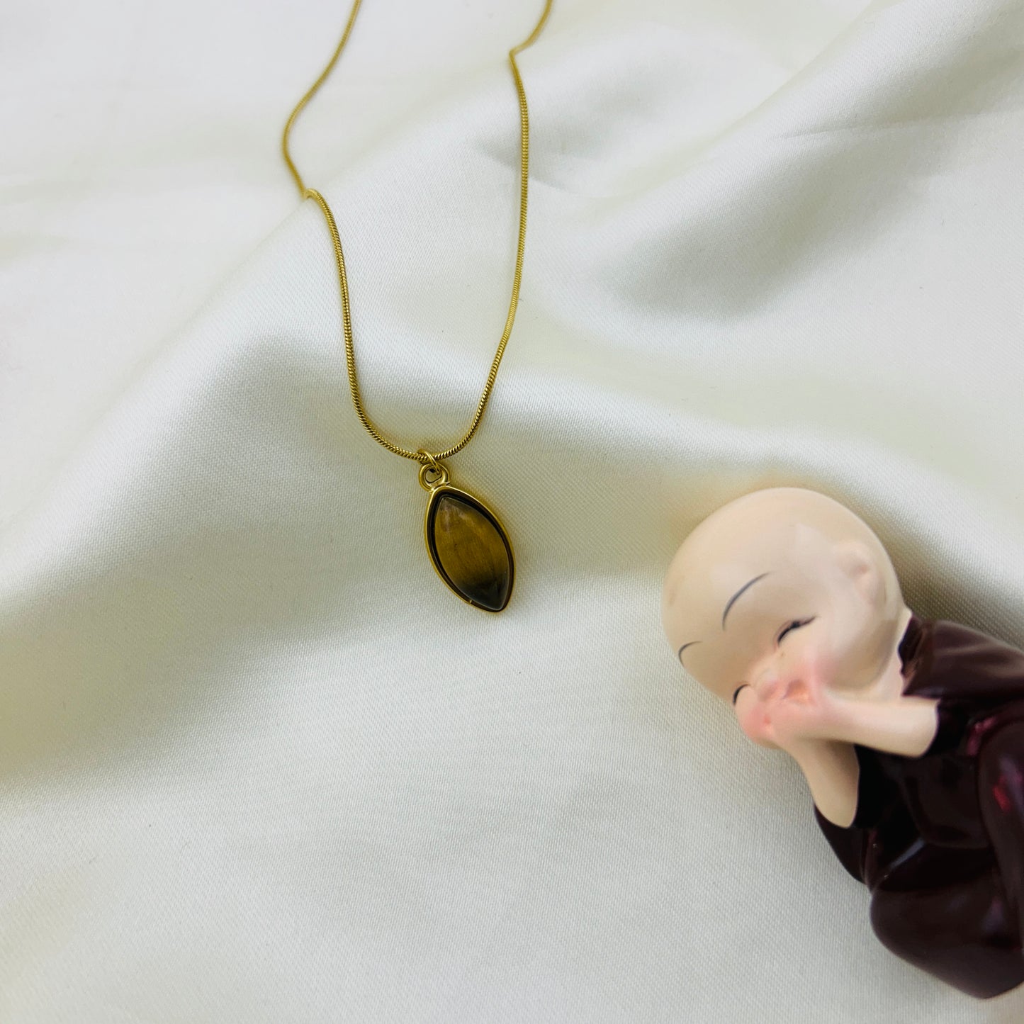 Gemstone oval pendant demifine necklace