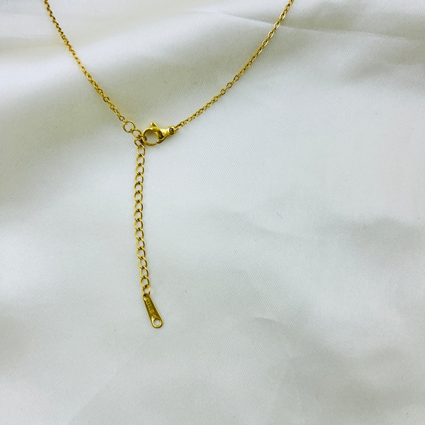 Wavy series of stone pendant in a thin chain demifine necklace