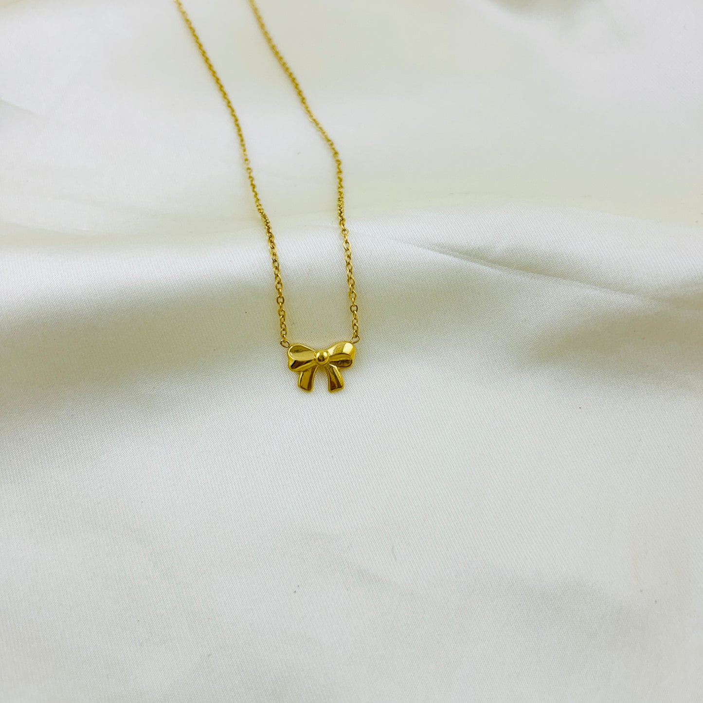 Minimal Golden Bow pendant with thin chain demifine necklace