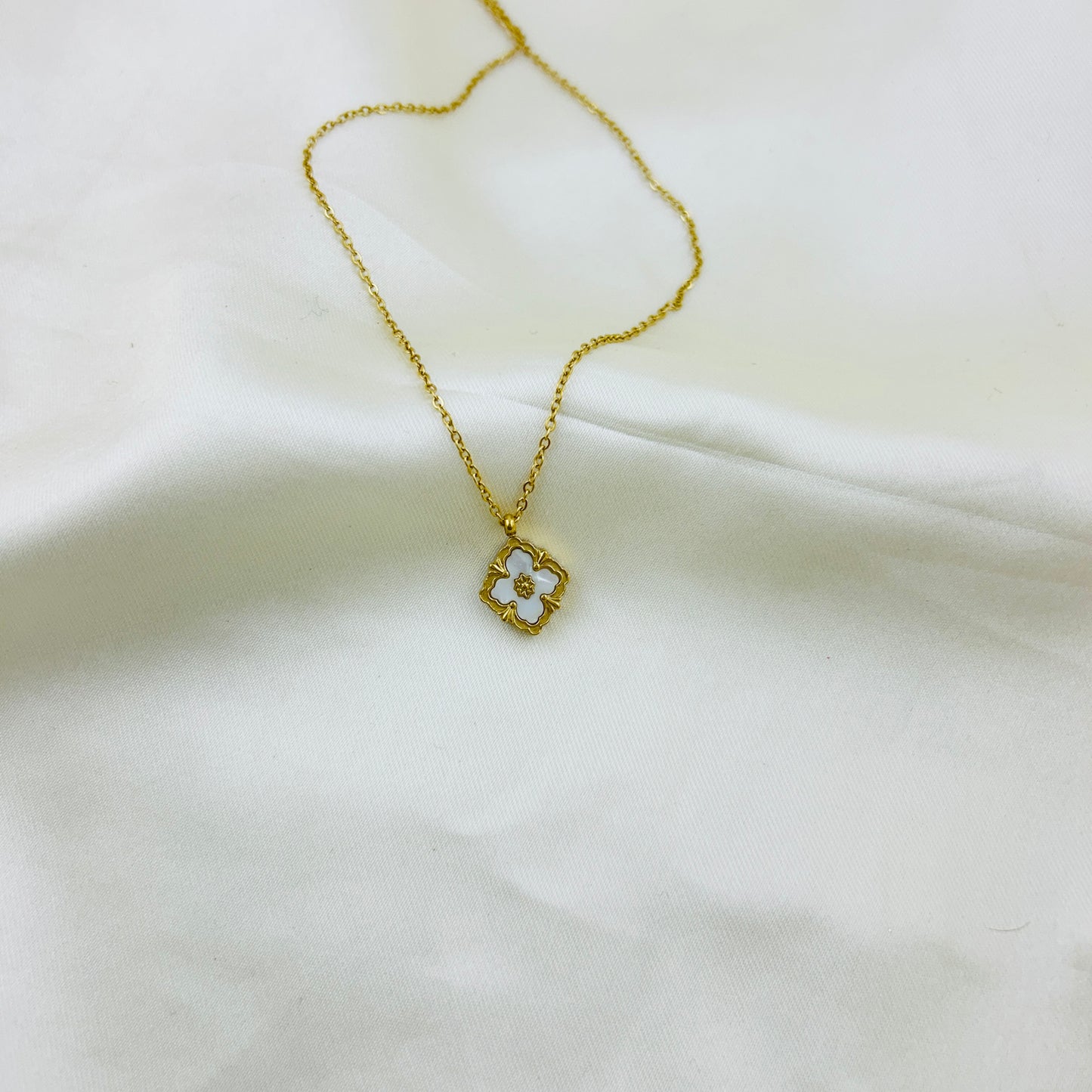Two sides use - Black and white enamel pendant in a thin chain demifine necklace