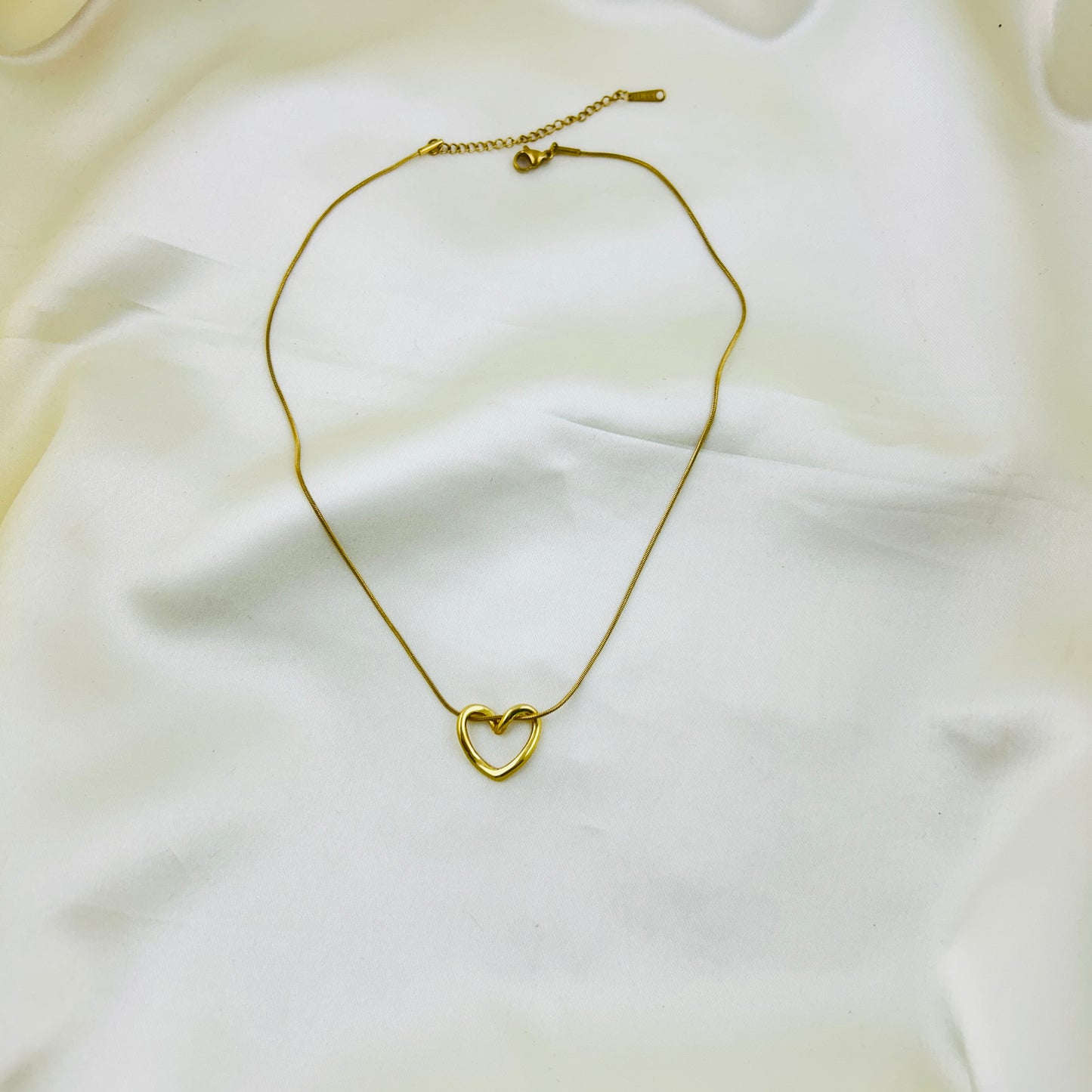 Minimalist twisted heart pendant in thin chain - Demifine necklace