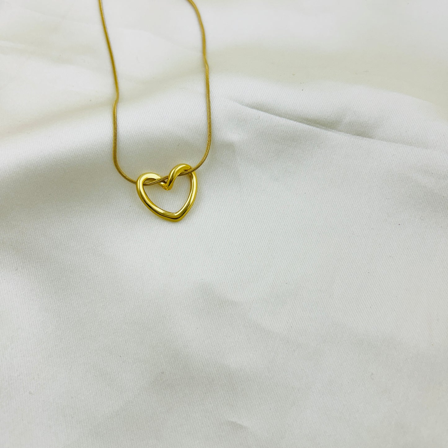 Minimalist twisted heart pendant in thin chain - Demifine necklace