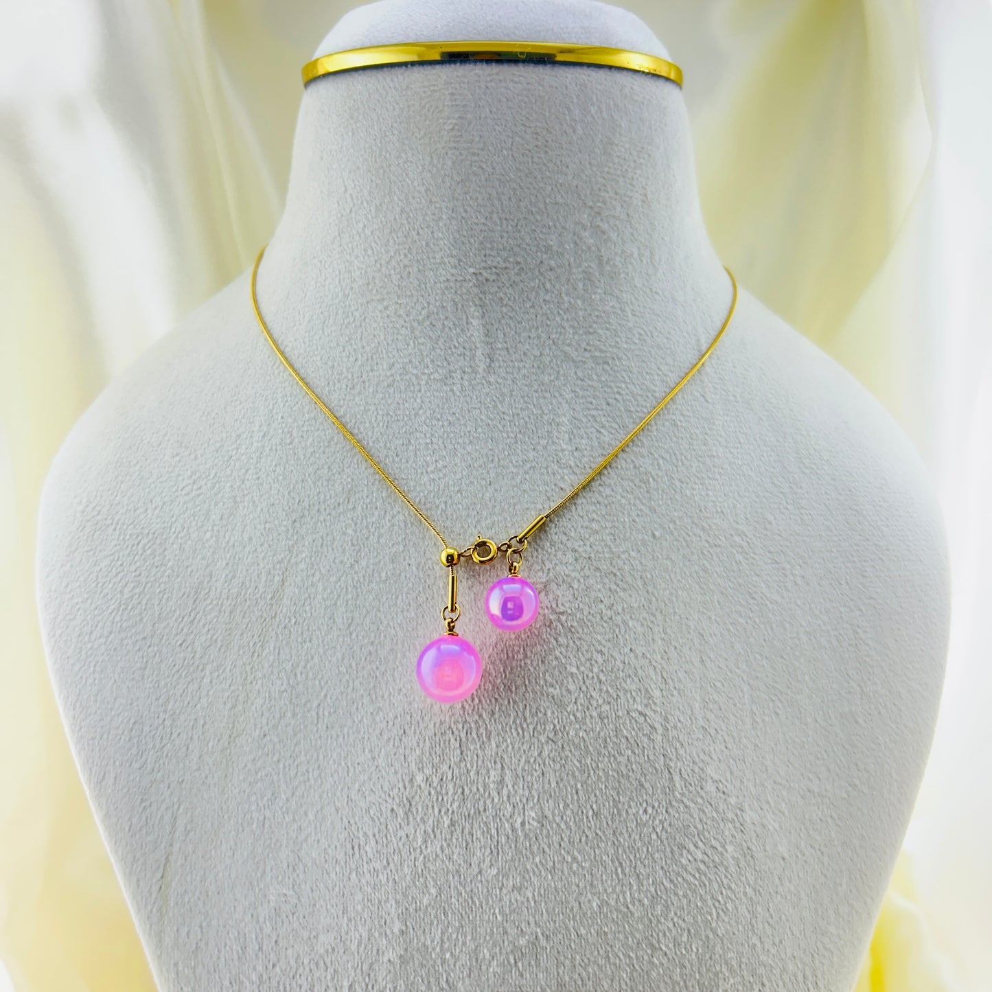 Pink beads front lock pendant demifine necklace