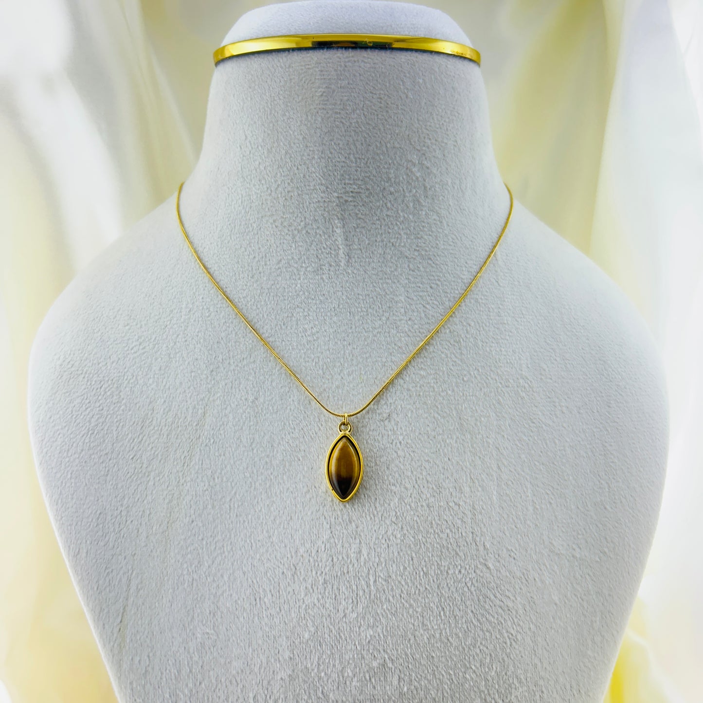 Gemstone oval pendant demifine necklace