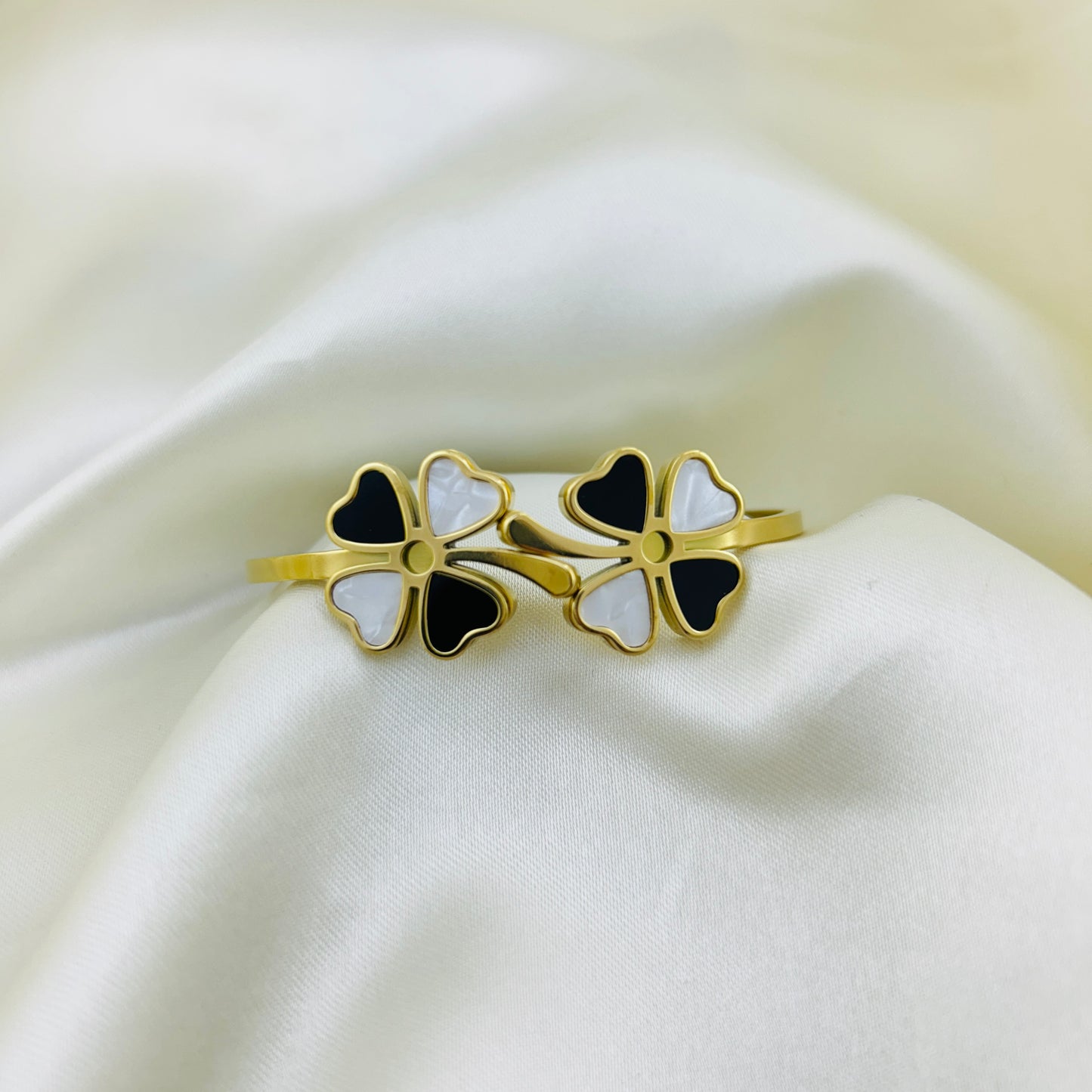 Heart petal flower black and white clutch bangle bracelet - kada