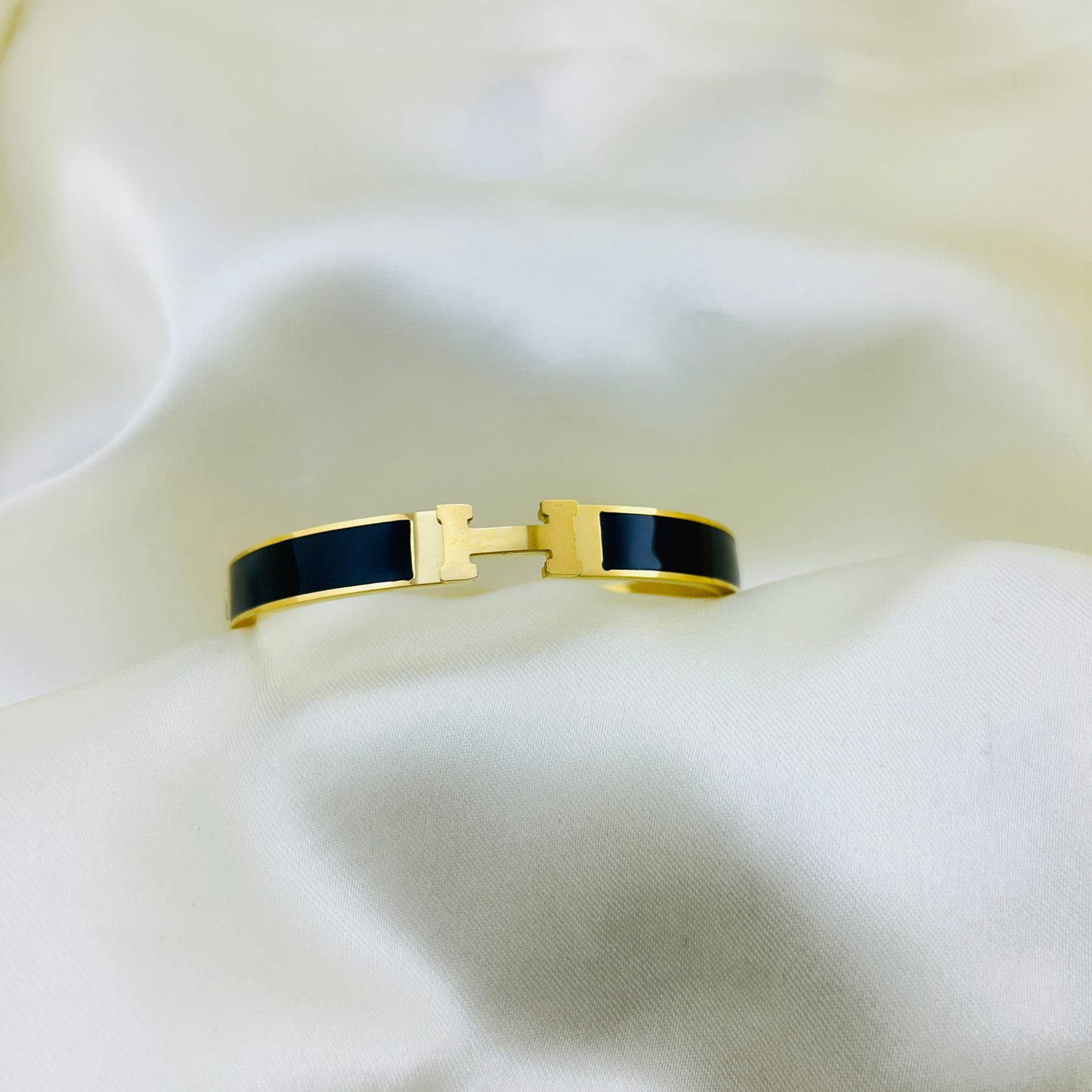 Hermes signature H clutch bracelet - black enamel kada