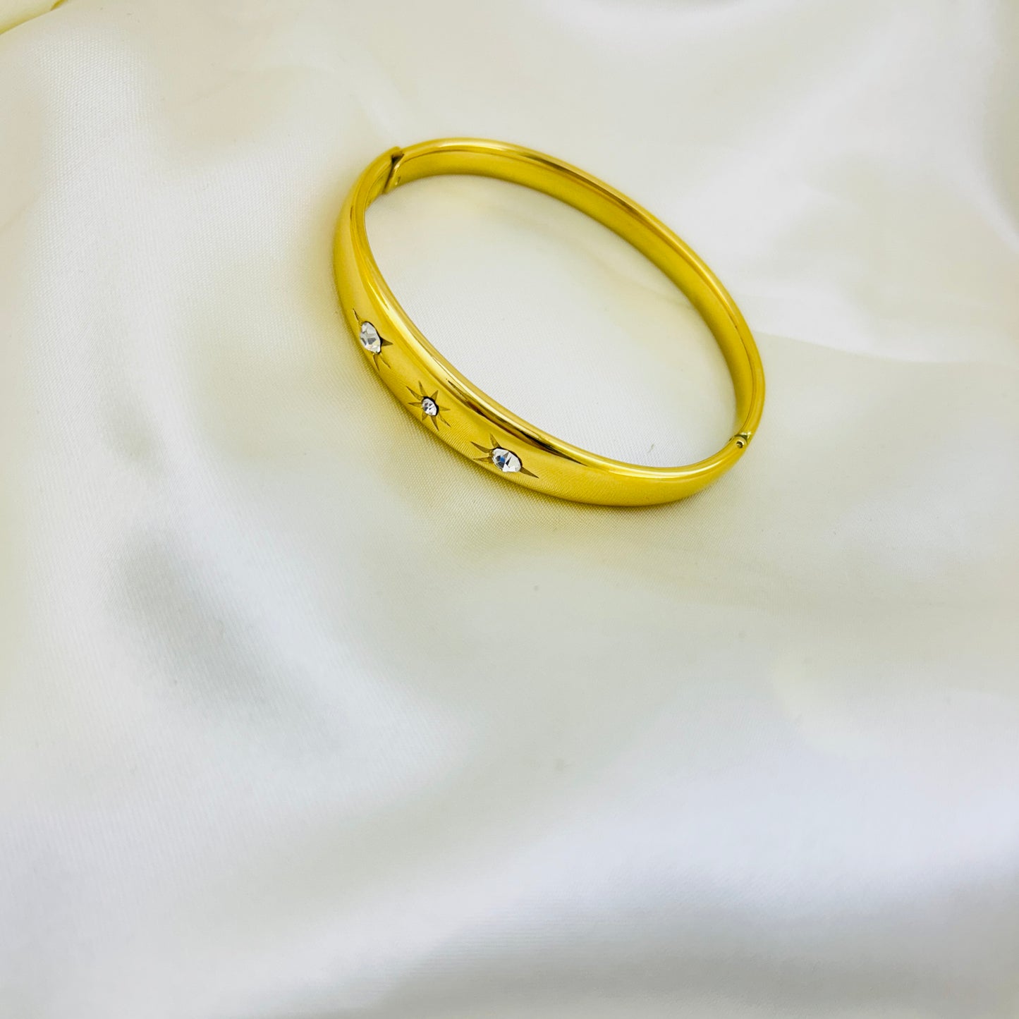 Oval stone clutch bracelet - kada