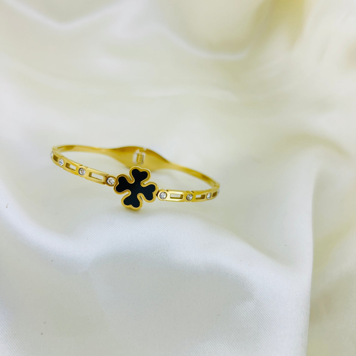 Beautiful heart flower and stone clutch bracelet - kada