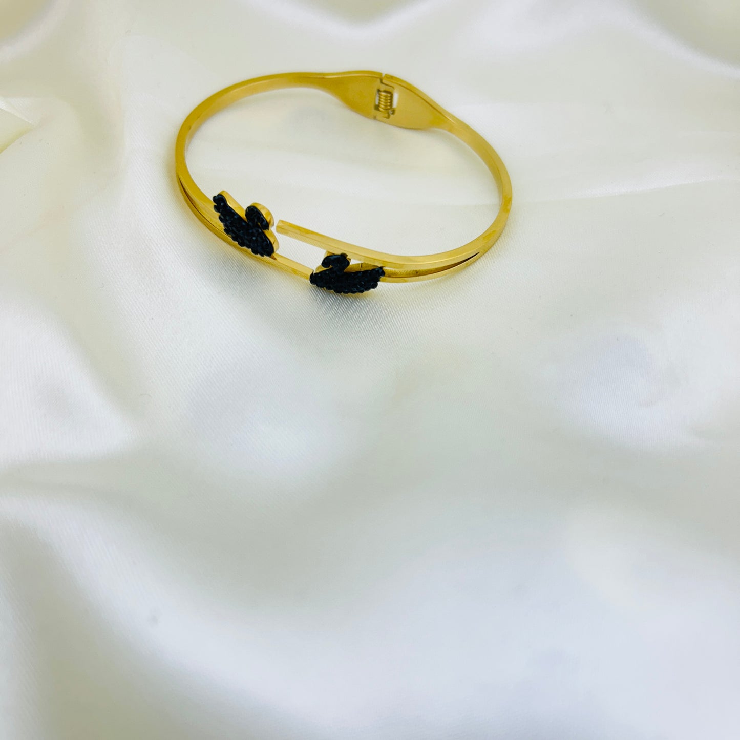 Black swan clutch bracelet - kada