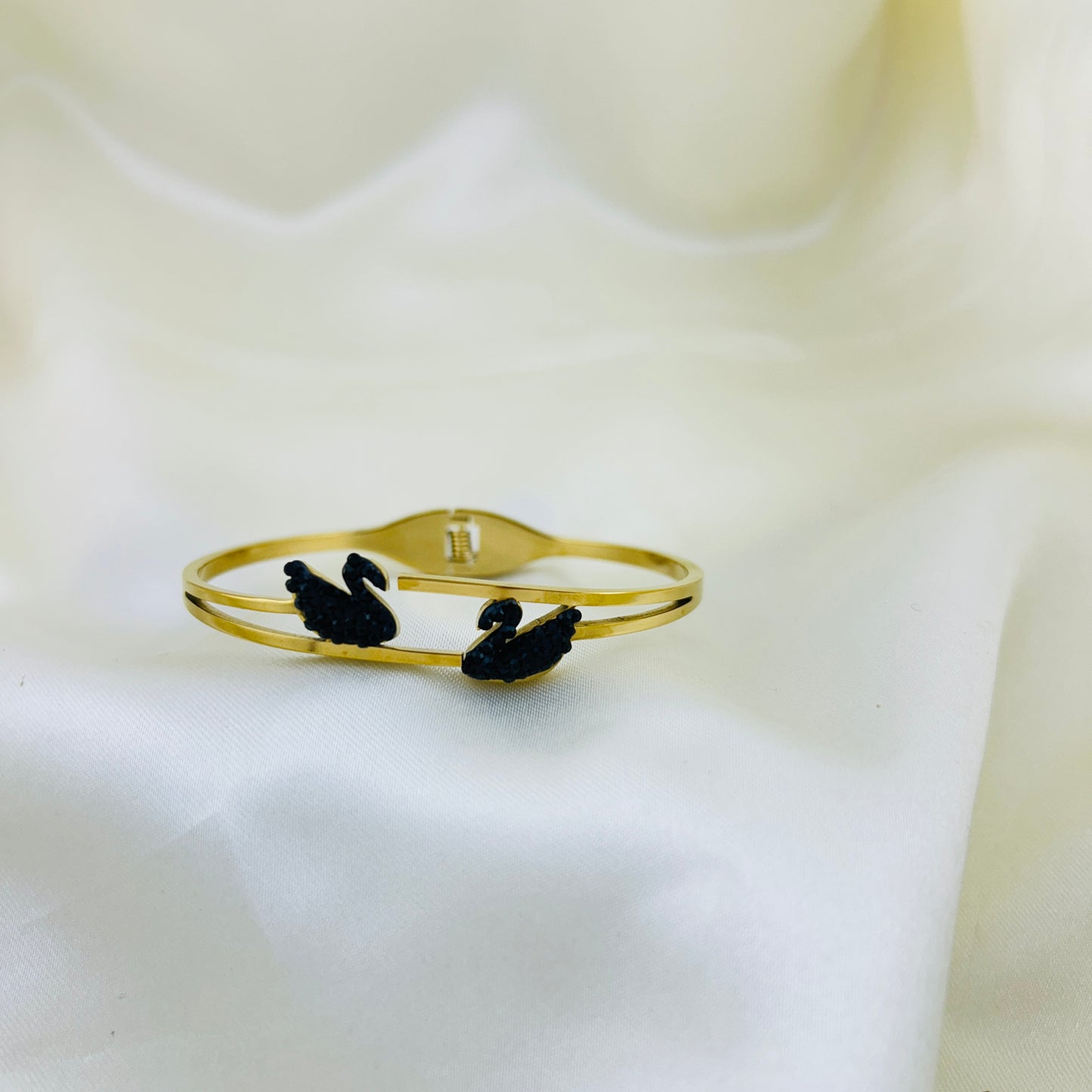 Black swan clutch bracelet - kada