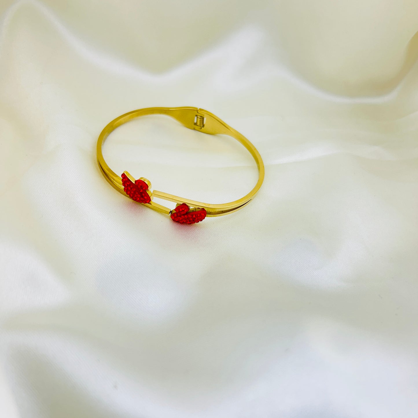 Red swan clutch bracelet - kada