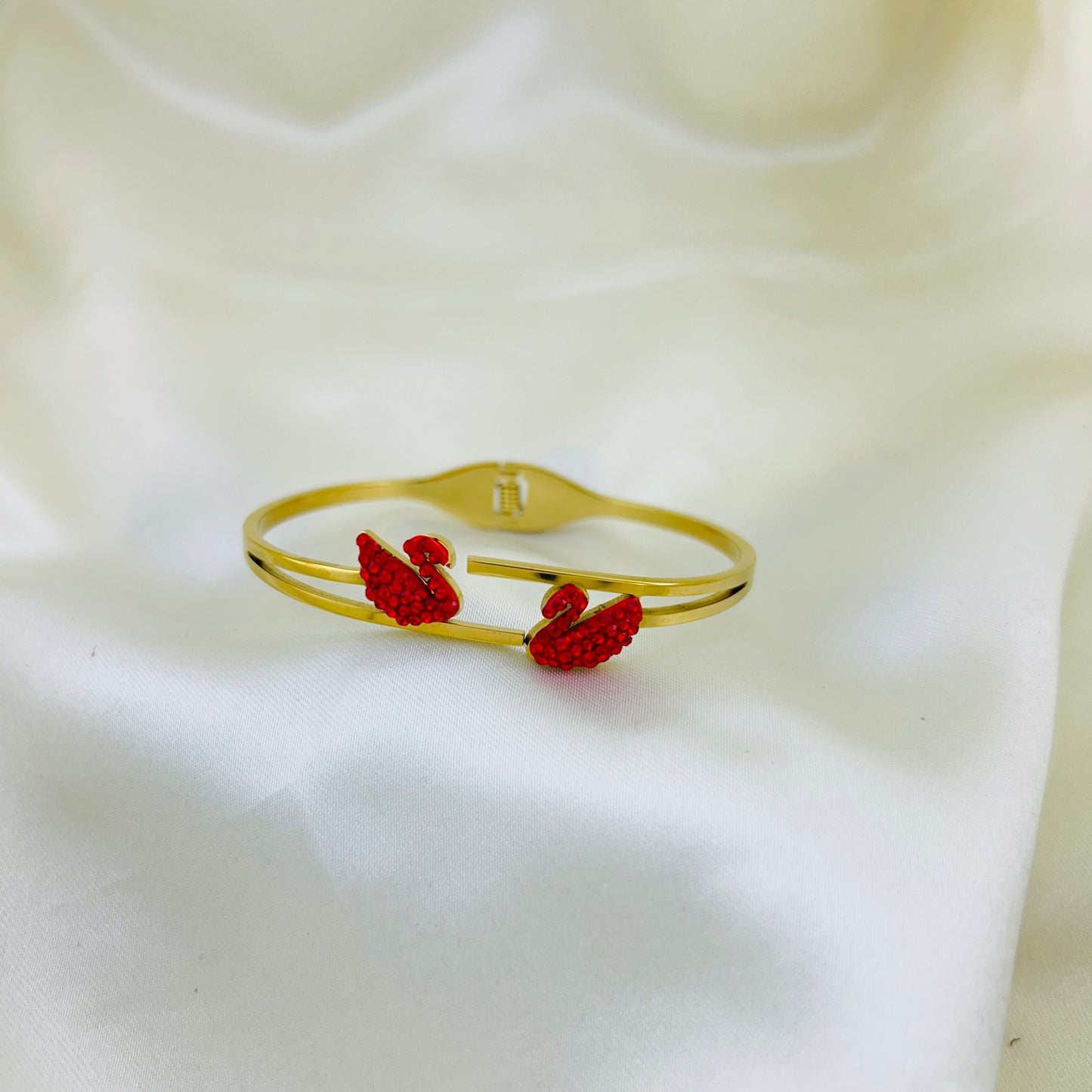 Red swan clutch bracelet - kada