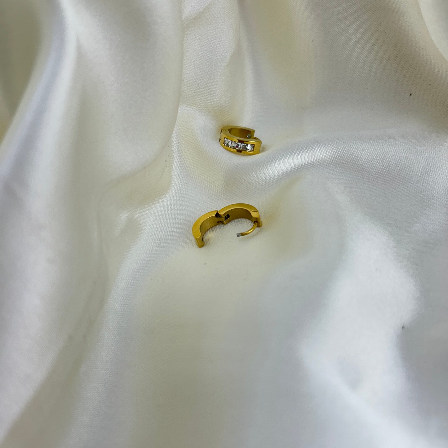 Tiny rings - White stone small hoops - earrings