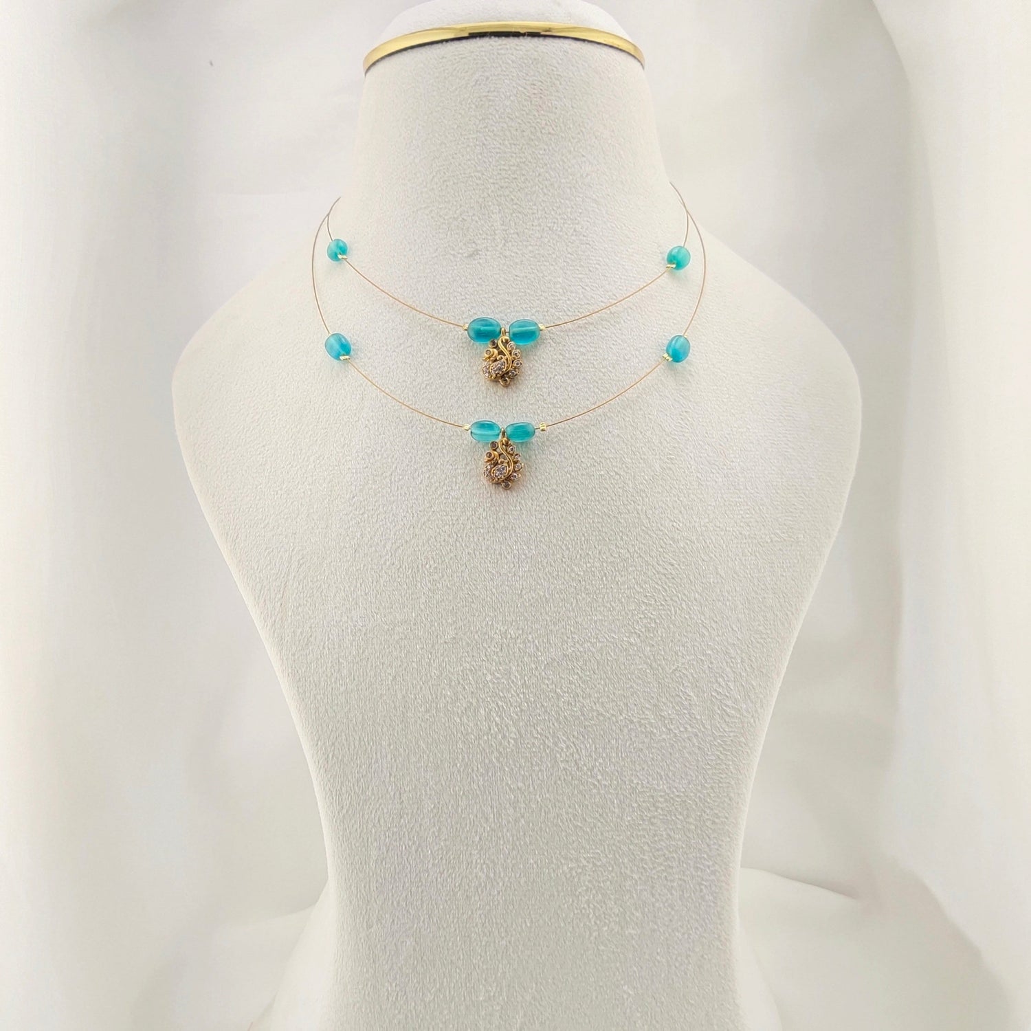 Invisible chains (Neckpieces)
