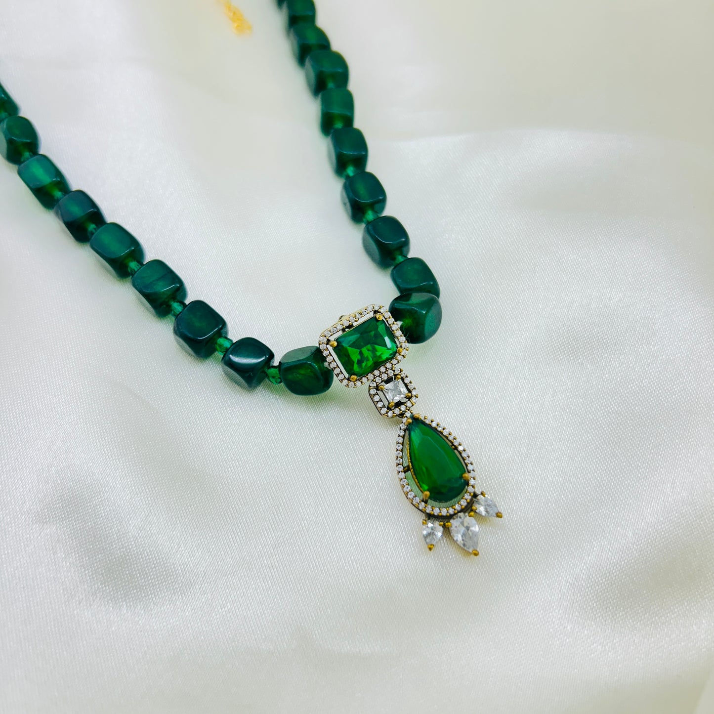 DARK GREEN JADE SHORT NECKLACE – VICTORIAN EMERALD-STYLE PENDANT