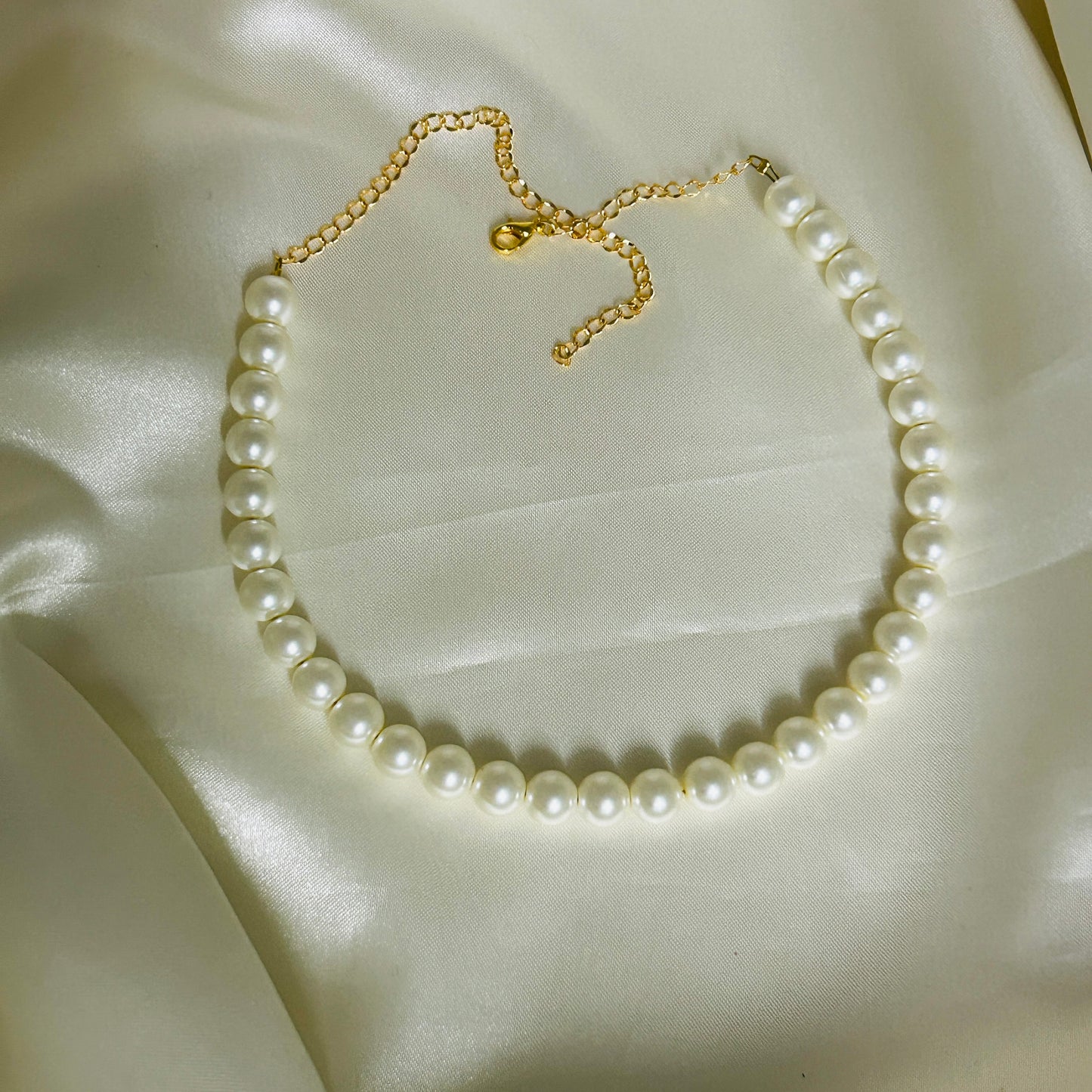 SINGLE LINE PEARL SHORT NECKLACE – MINIMAL CELEBRITY STYLE