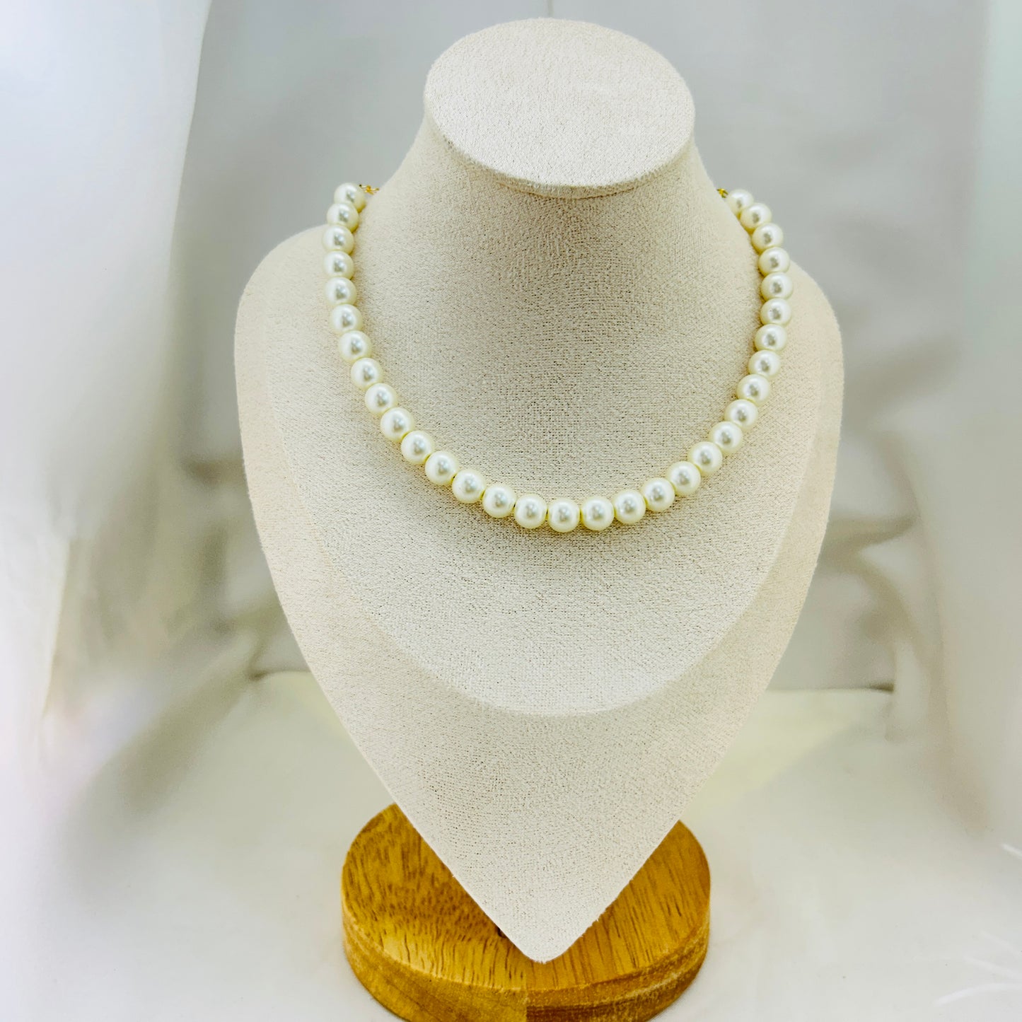 SINGLE LINE PEARL SHORT NECKLACE – MINIMAL CELEBRITY STYLE