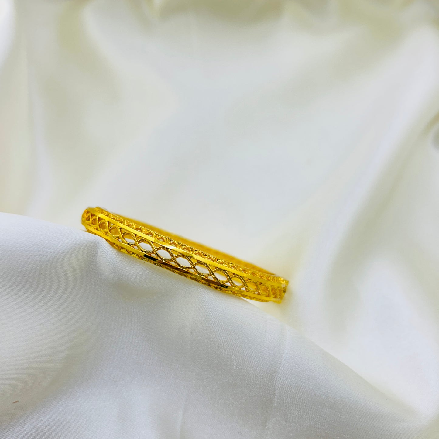 Heritage Gold Clutch Bangle