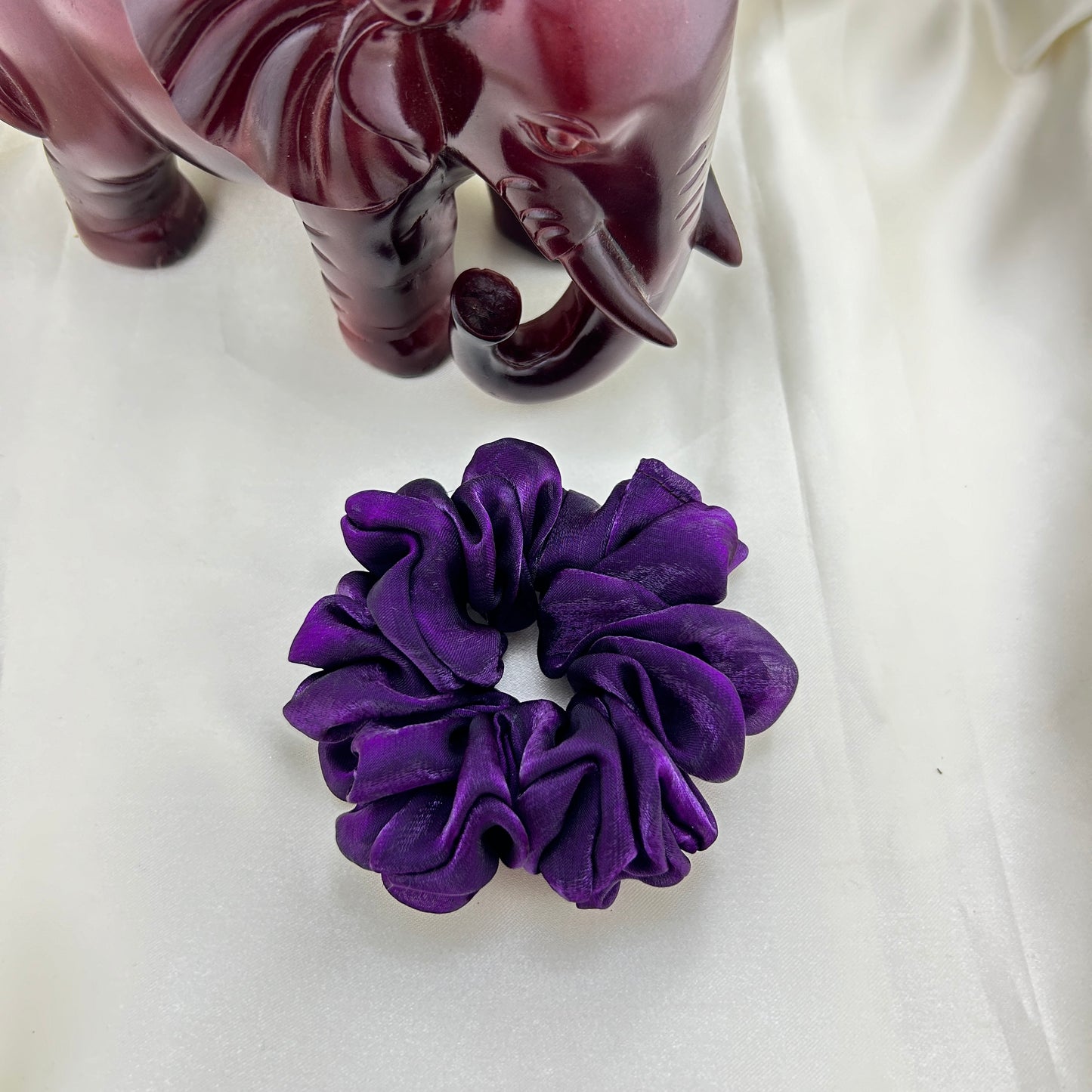 Shimmering silk scrunchie - Dark purple