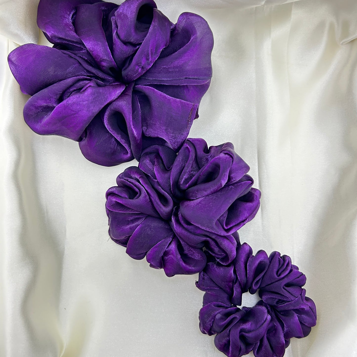 Shimmering silk scrunchie - Dark purple