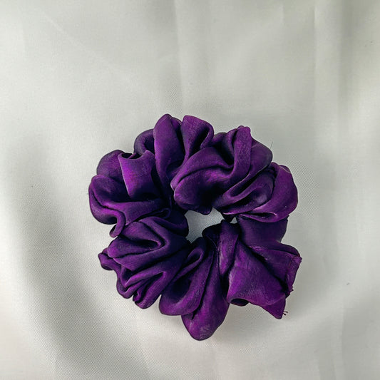 Shimmering silk scrunchie - Dark purple