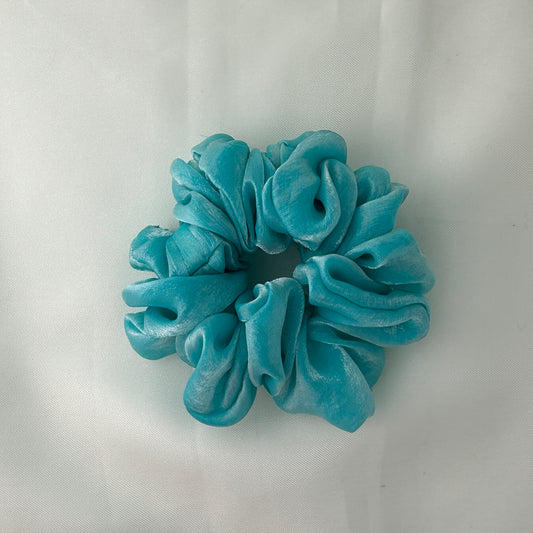 Shimmering silk scrunchie - Sky blue
