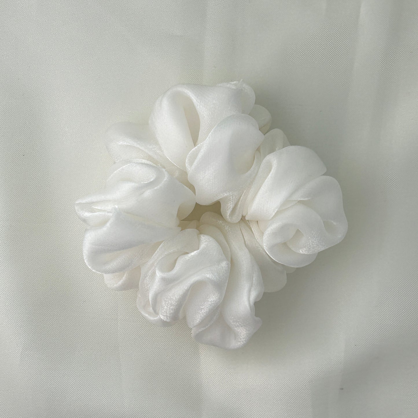 Shimmering silk scrunchie - White