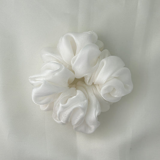 Shimmering silk scrunchie - White