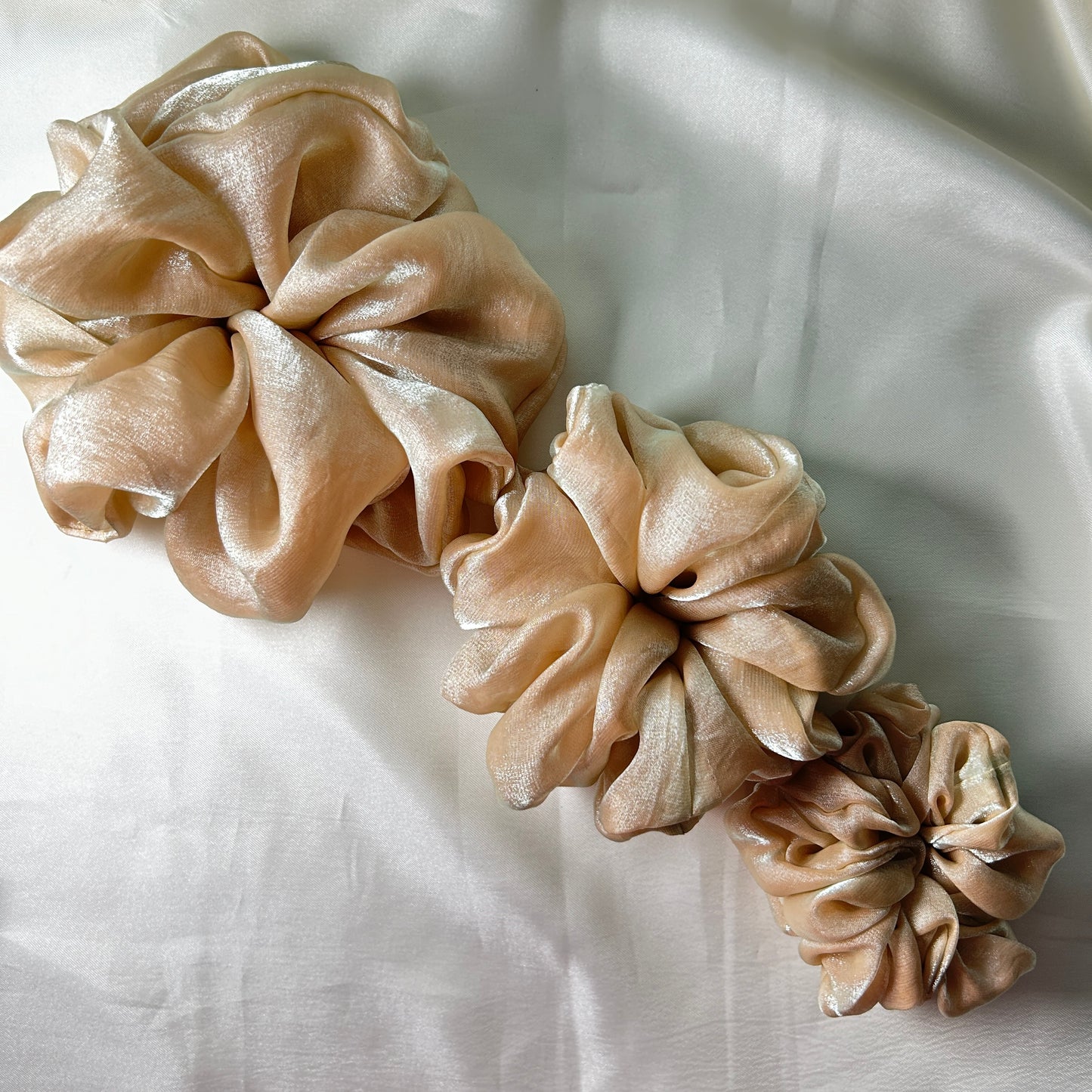 Shimmering silk scrunchie - Beige