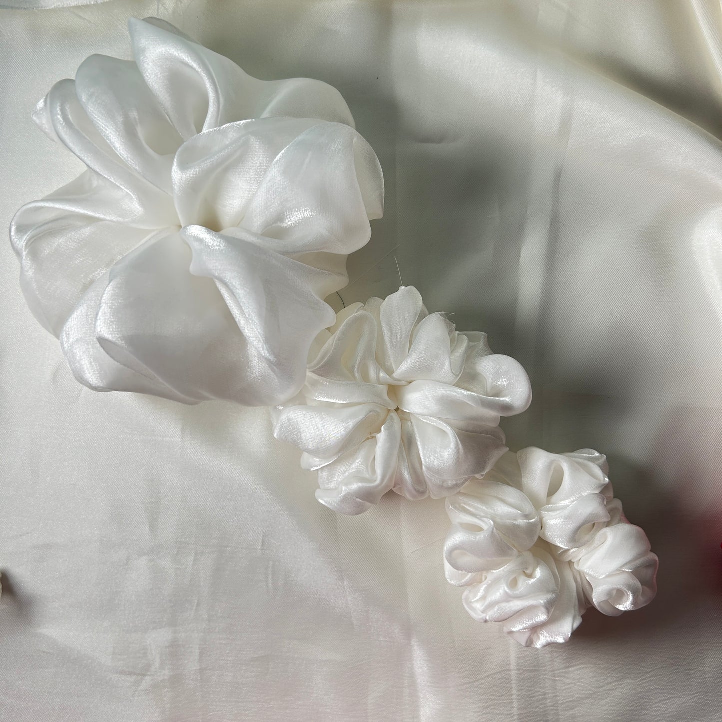 Shimmering silk scrunchie - White