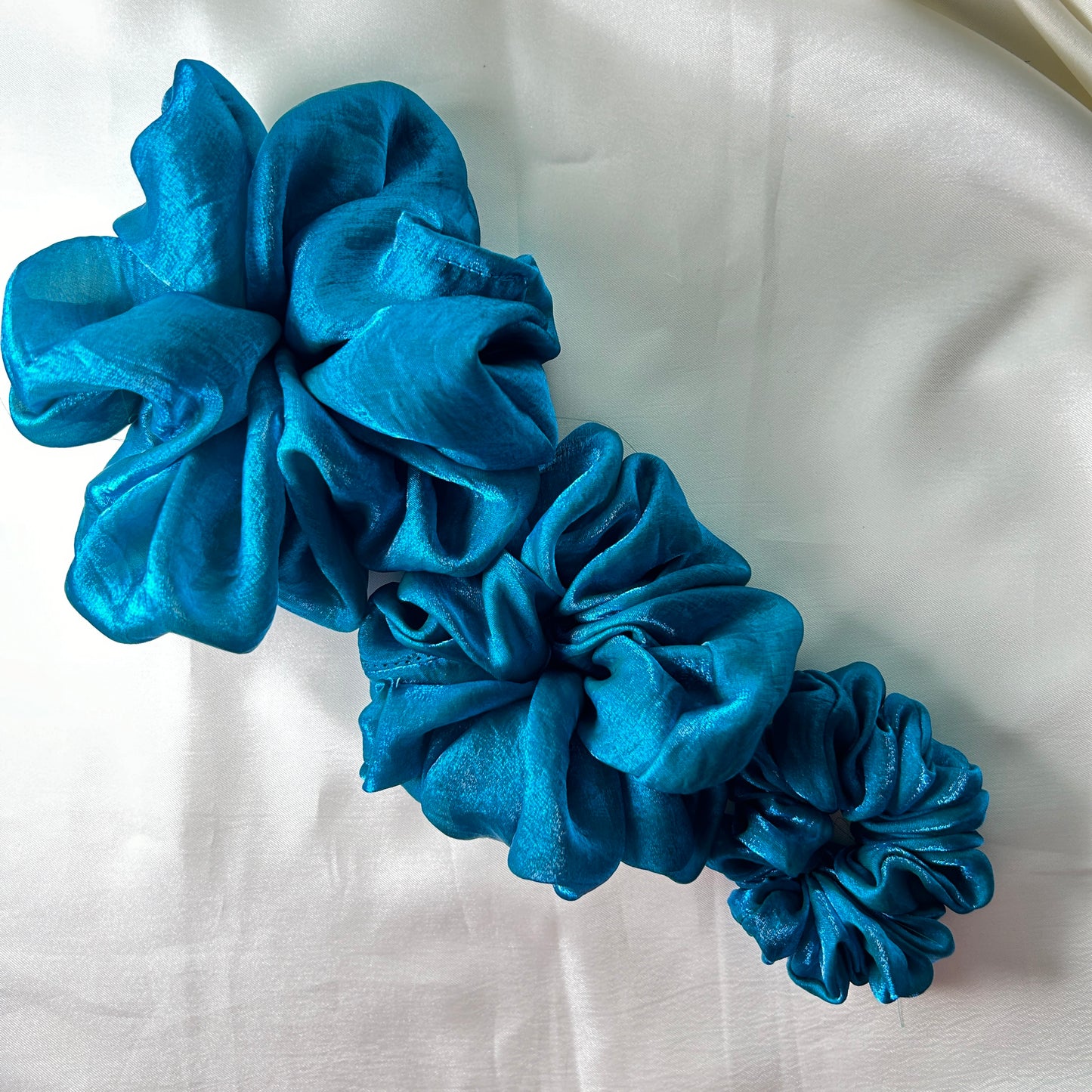 Shimmering silk scrunchie - Teal (Blue)