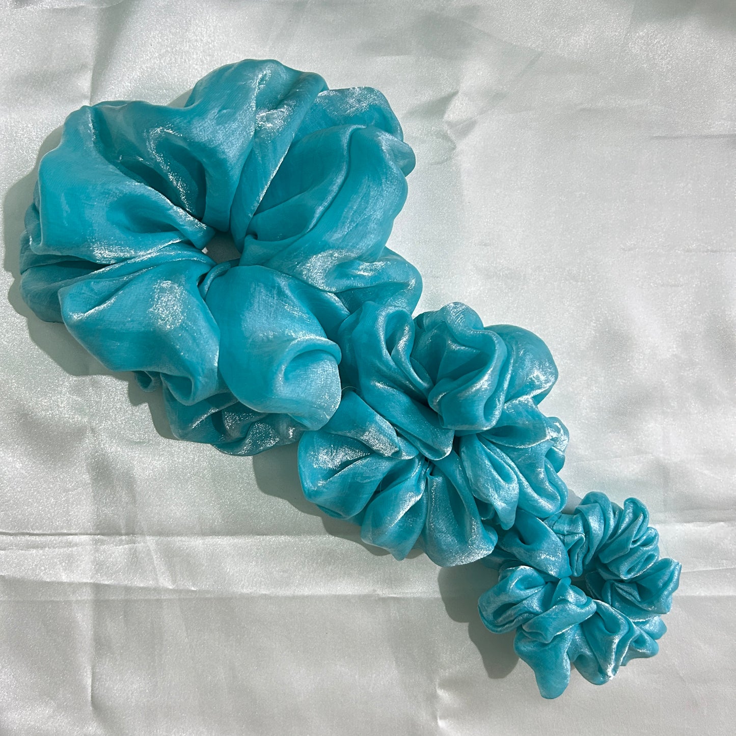 Shimmering silk scrunchie - Sky blue