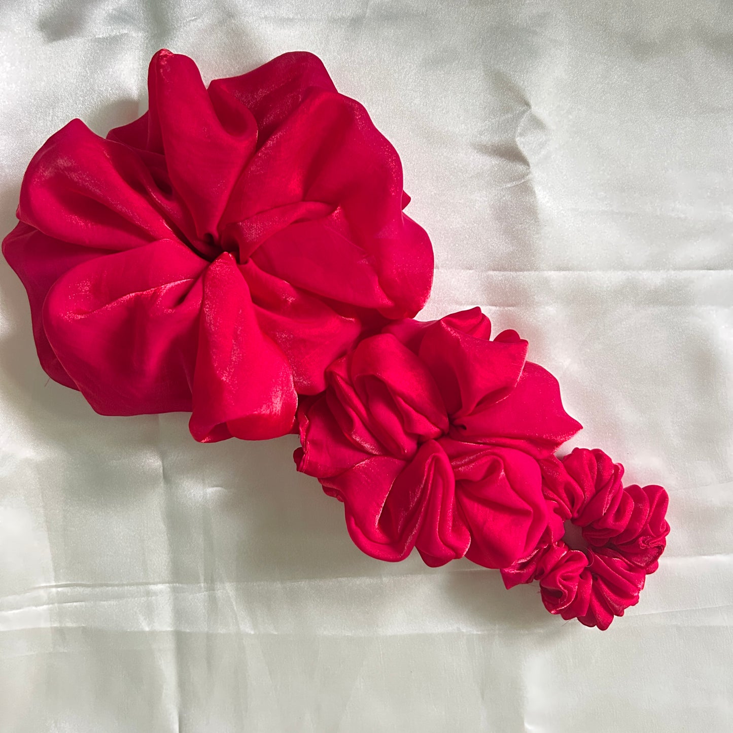 Shimmering silk scrunchie - Dark pink