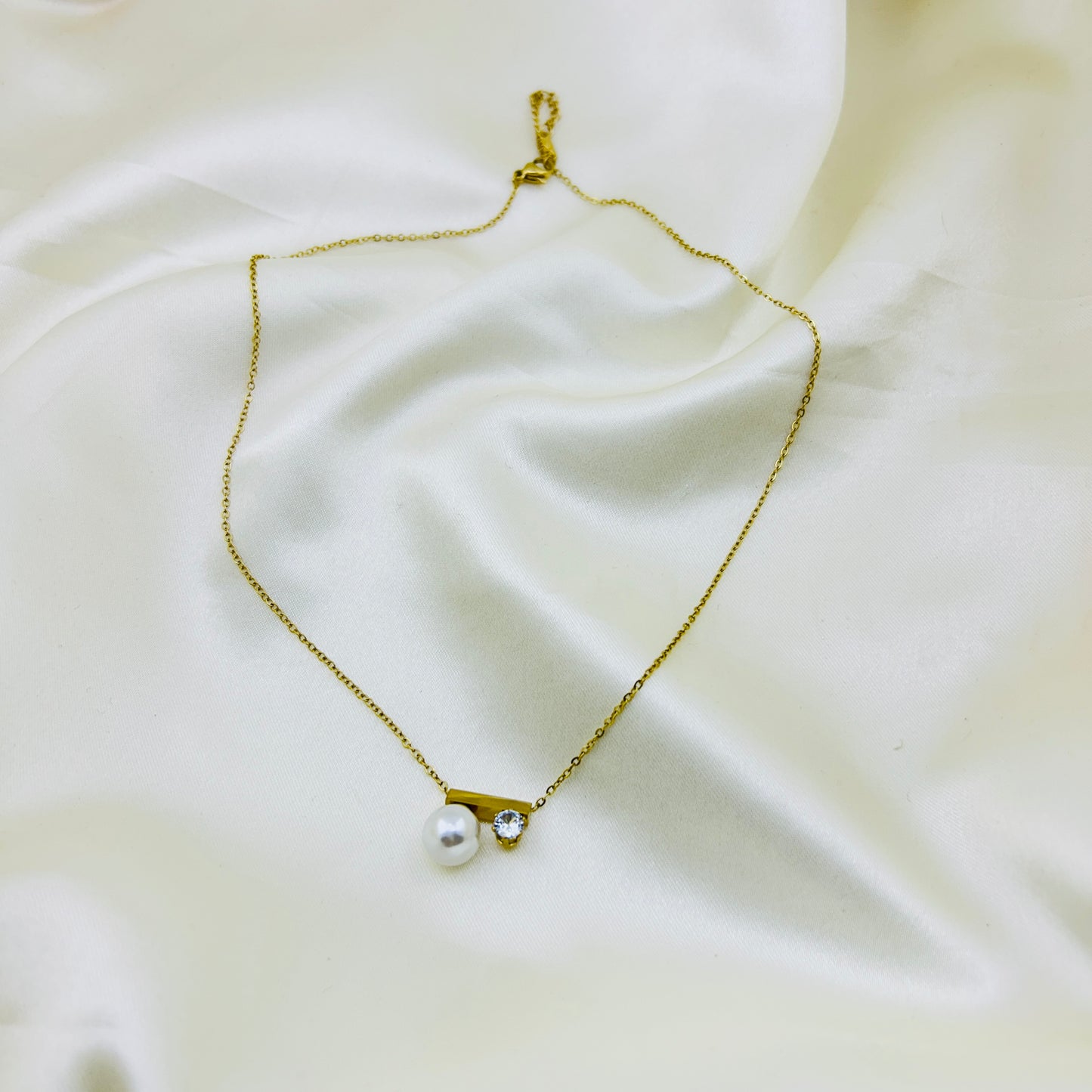 Single layer thin demifine necklace with a pearl and a stone
