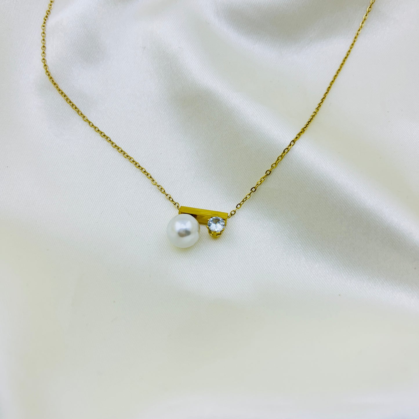 Single layer thin demifine necklace with a pearl and a stone