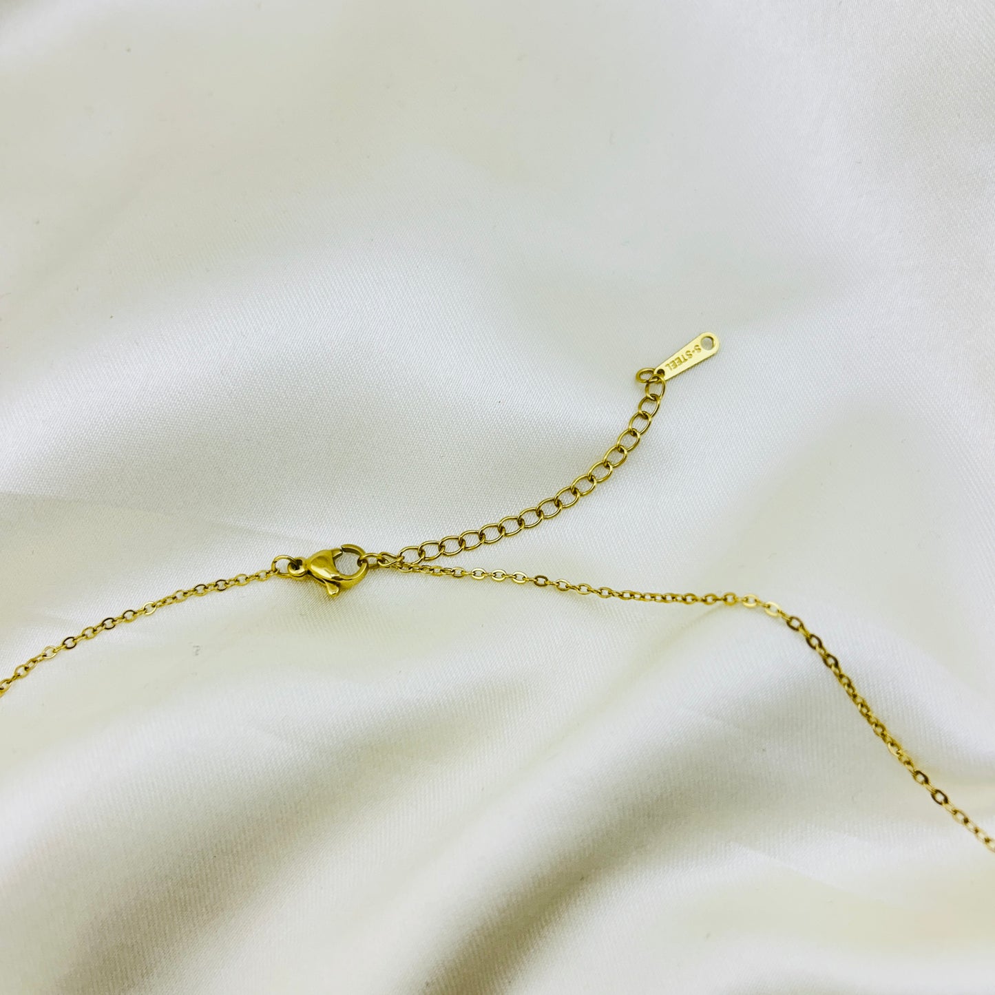 Single layer thin demifine necklace with a pearl and a stone