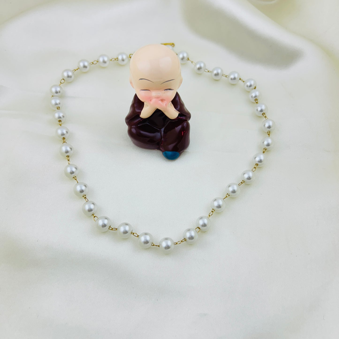 Round pearls all around demifine necklace