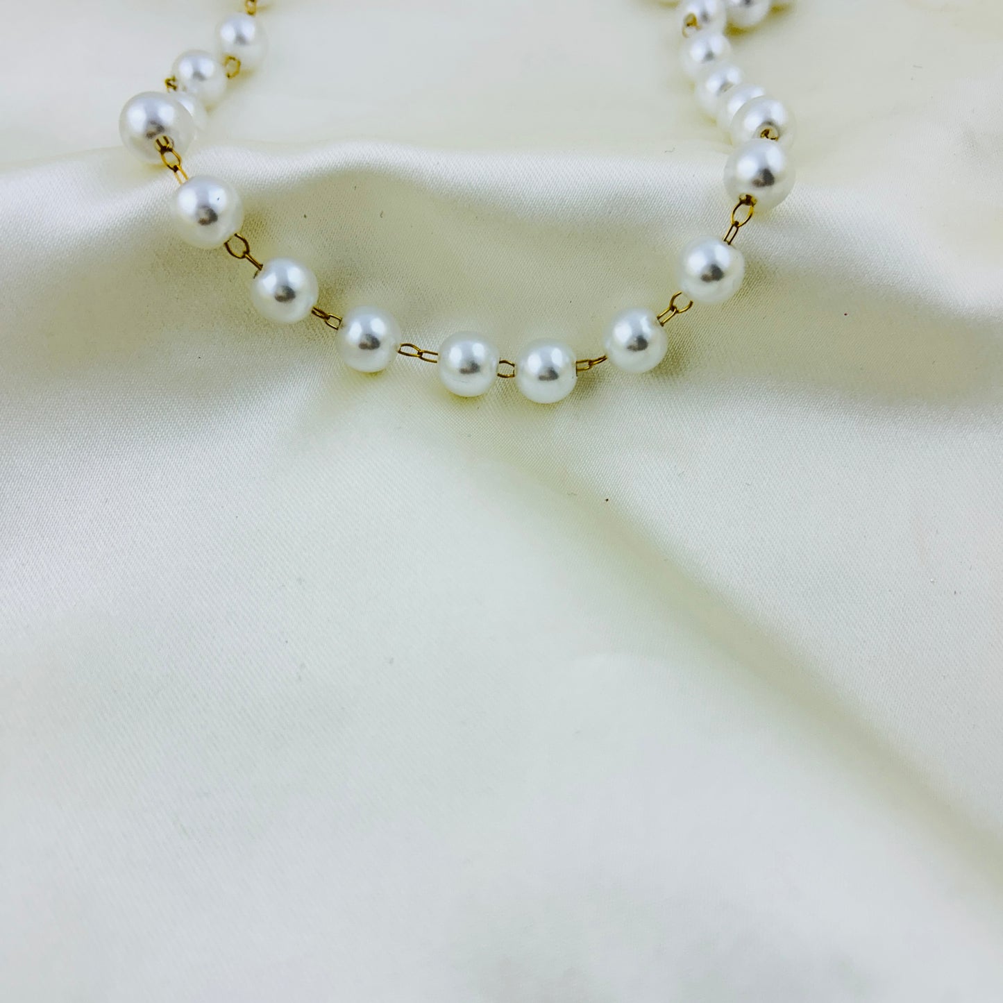 Round pearls all around demifine necklace