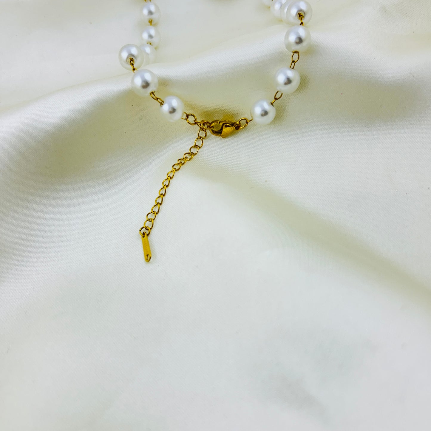 Round pearls all around demifine necklace