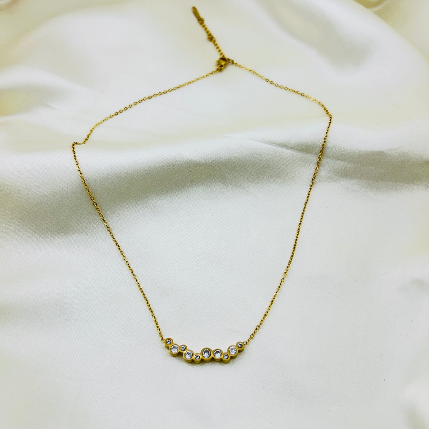 Wavy series of stone pendant in a thin chain demifine necklace