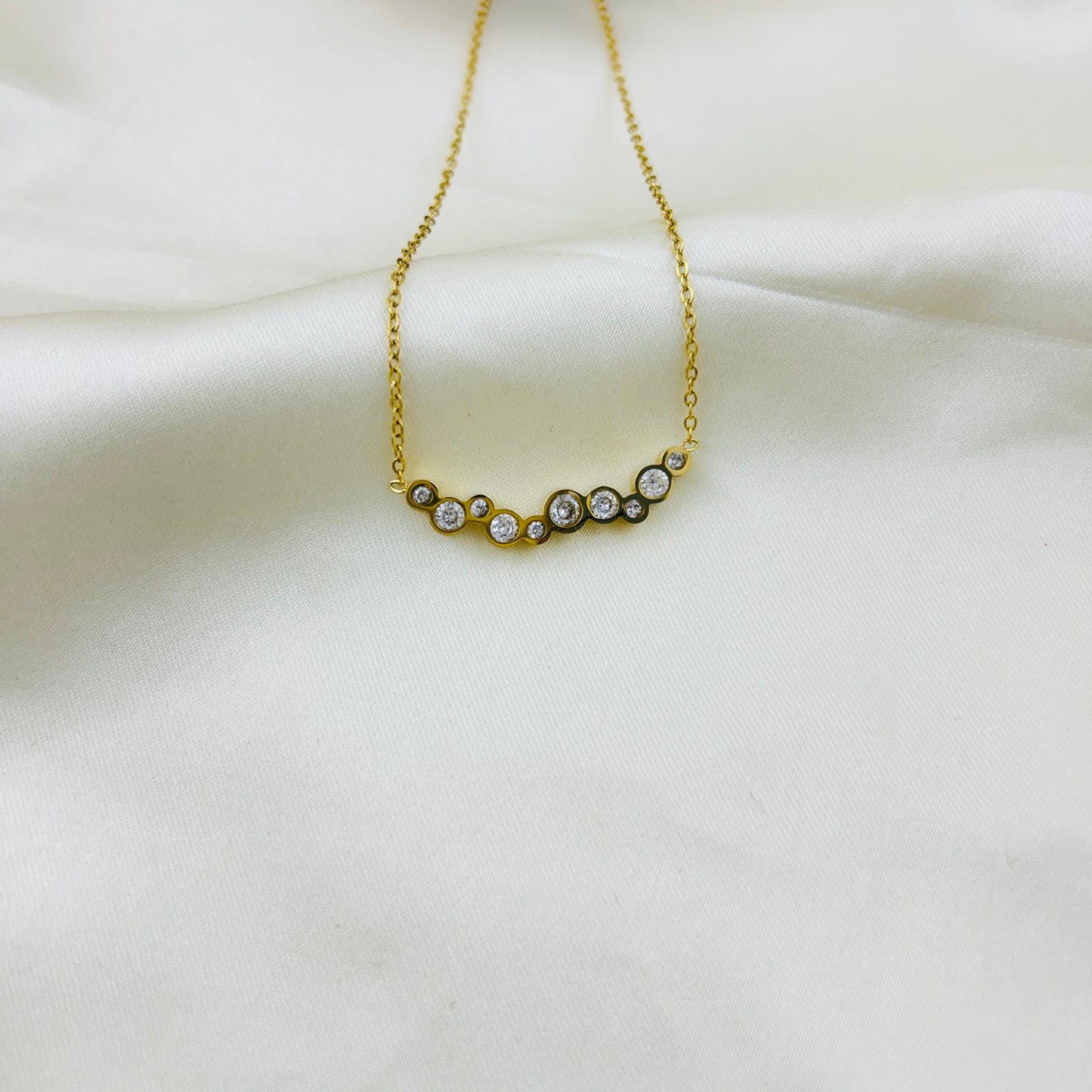 Wavy series of stone pendant in a thin chain demifine necklace