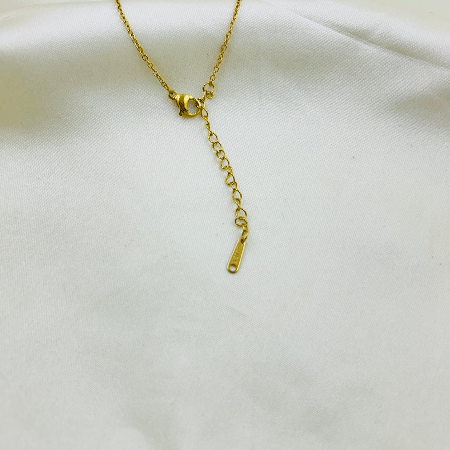 Flower pearl pendant with a gold stud at centre demifine necklace